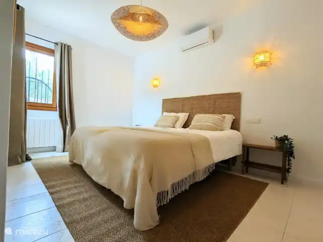 Casa Morissa en España, Costa Blanca, Benissa - villa Dormitorio uno con cama doble de 180 x 200 cm. Equipado con aire acondicionado.