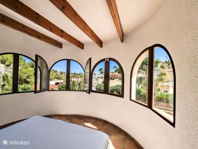 Casa Morissa en España, Costa Blanca, Benissa - villa El dormitorio cuatro tiene una cama doble y se encuentra en la torreta redonda con fantásticas vistas a su alrededor.