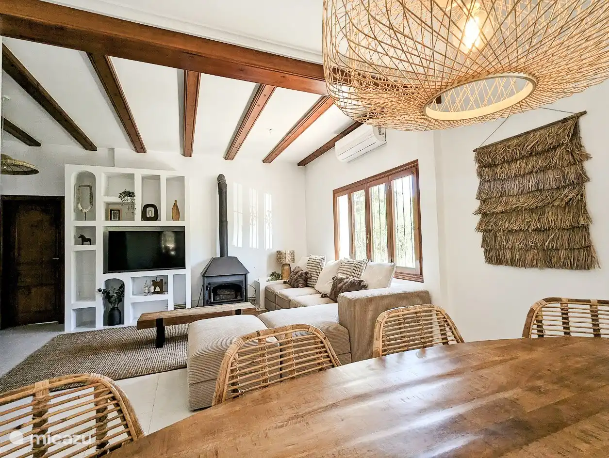 Das neu renovierte Wohnzimmer verfügt über ein bequemes Ecksofa und eine gemütliche Essecke