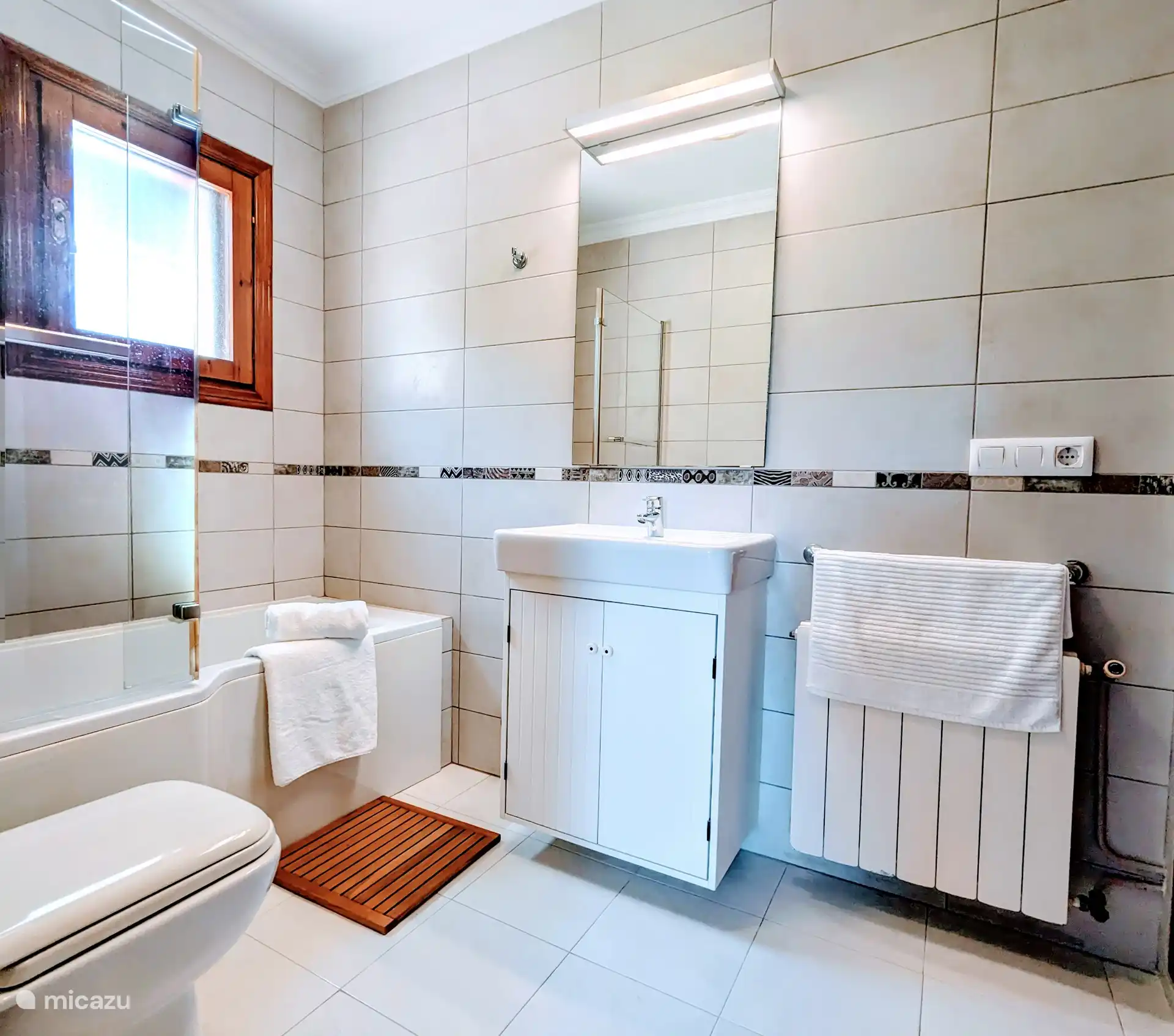 Die Villa verfügt über zwei schöne Badezimmer, eines mit Badewanne und eines mit einer geräumigen ebenerdigen Dusche