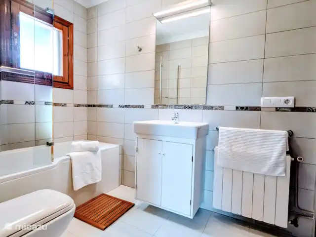 Casa Morissa en España, Costa Blanca, Benissa - villa La villa tiene dos bonitos baños, uno con bañera y otro con una amplia ducha a ras de suelo