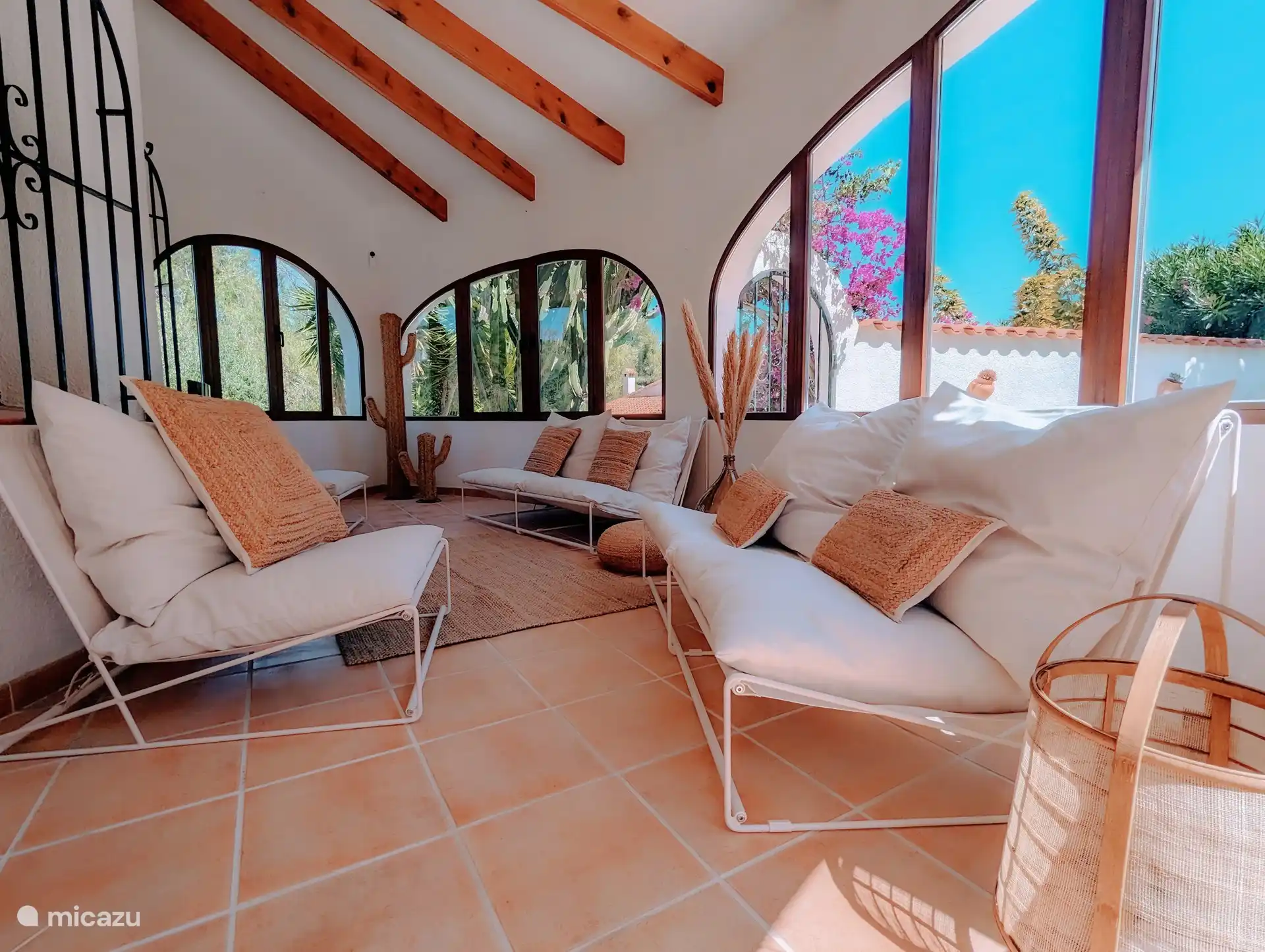 Eine schöne Naya, in der man auch im Winter gemütlich sitzen kann. Es gibt neue Bänke, auf denen man gemeinsam lesen oder plaudern kann