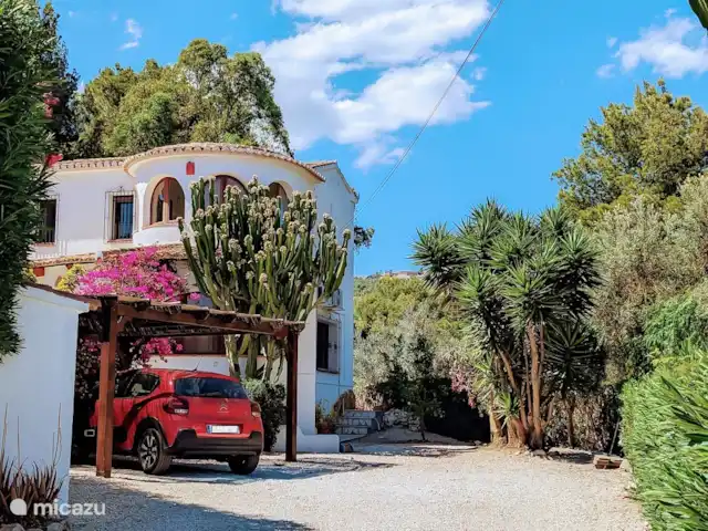 Casa Morissa en España, Costa Blanca, Benissa - villa Alrededor de la villa hay un amplio jardín con todo tipo de plantas exóticas. Hay espacio más que suficiente para aparcar para varios coches