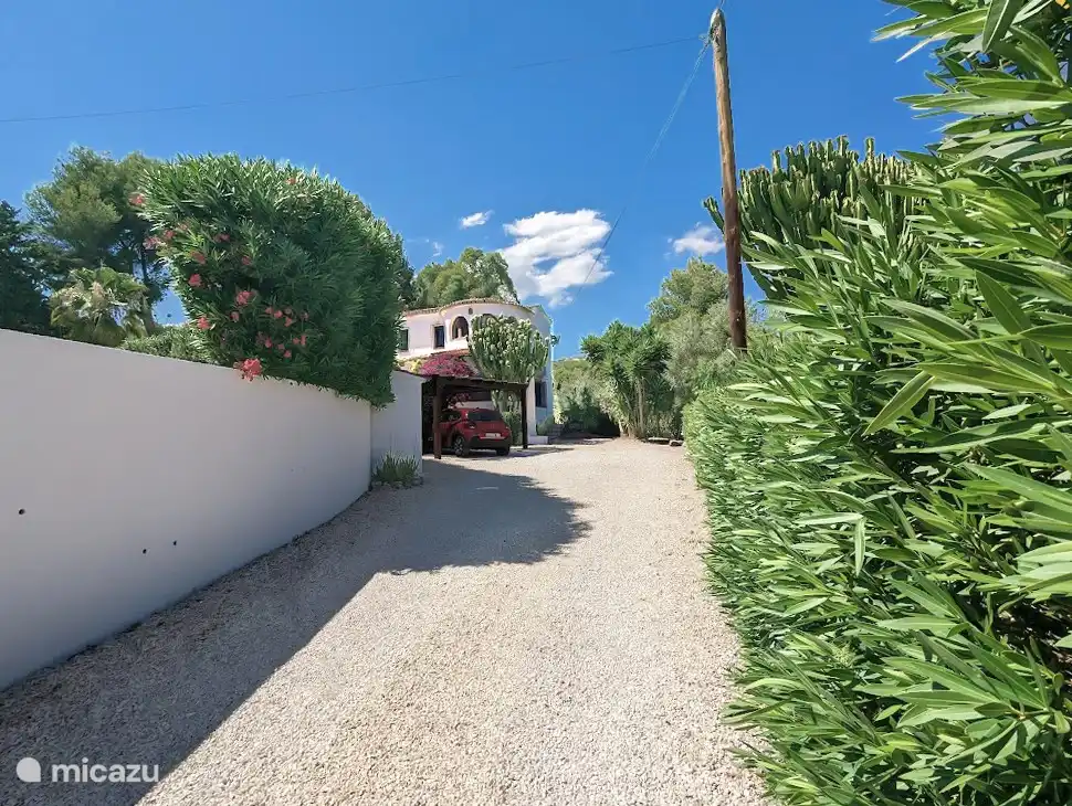 Durch ein elektrisches Tor fahren Sie in die großzügige Einfahrt.