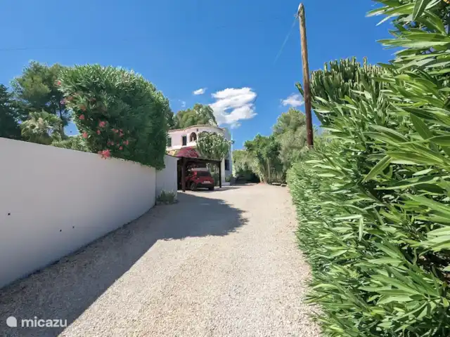 Casa Morissa en España, Costa Blanca, Benissa - villa A través de una puerta eléctrica se accede al espacioso camino de entrada.