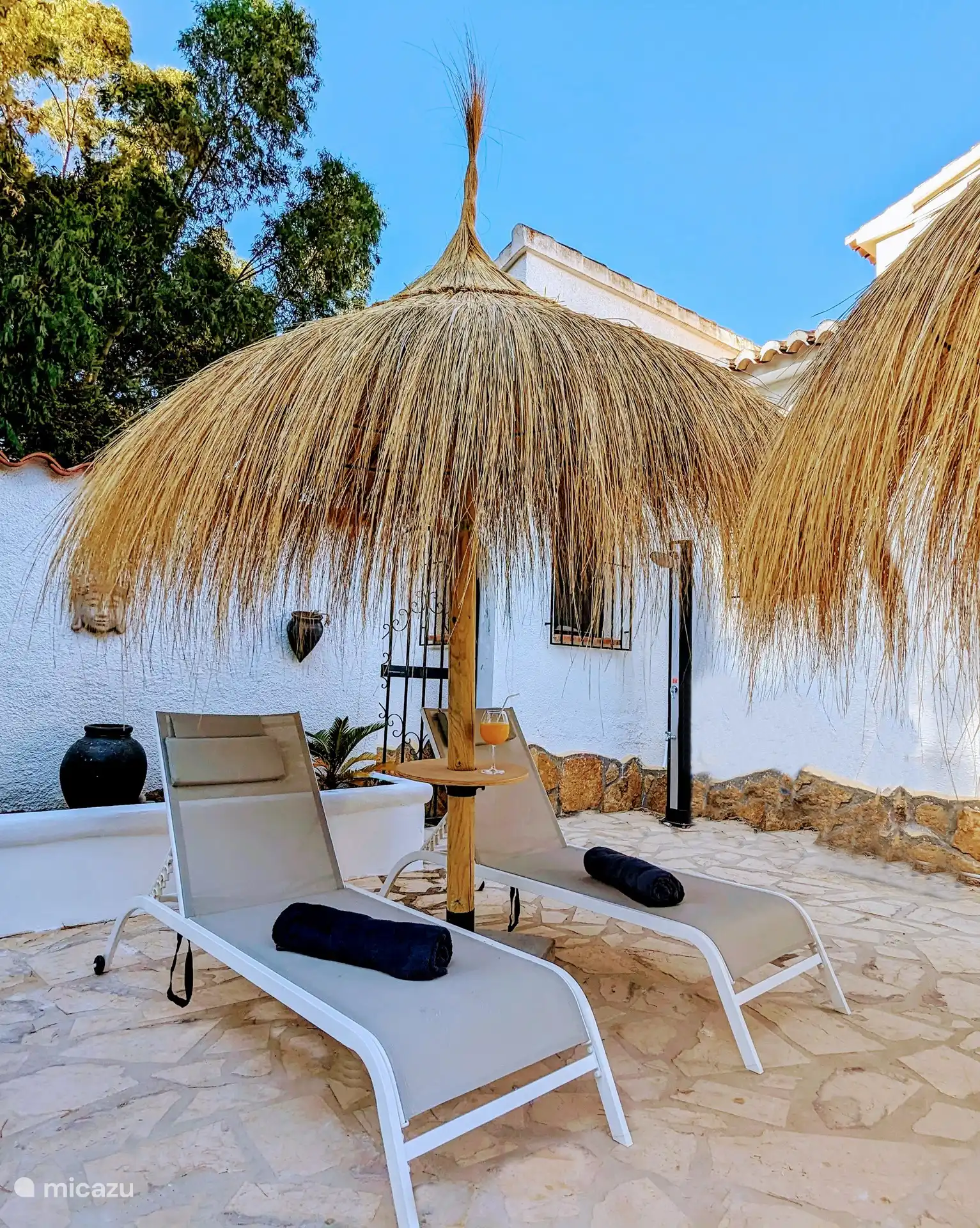 Die Villa verfügt über acht bequeme Sonnenliegen und schöne Sonnenschirme für den nötigen Schatten.