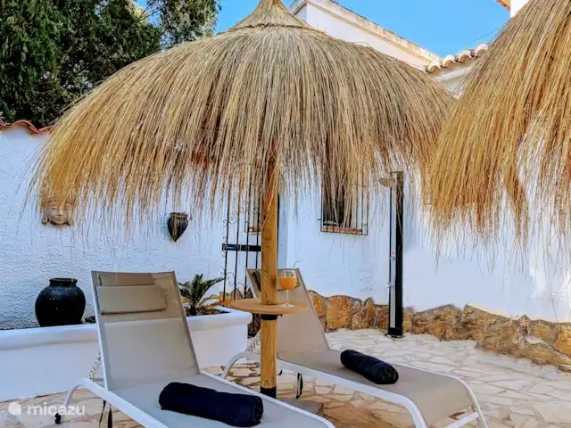 Casa Morissa en España, Costa Blanca, Benissa - villa La villa cuenta con ocho cómodas tumbonas y hermosas sombrillas para la sombra necesaria.
