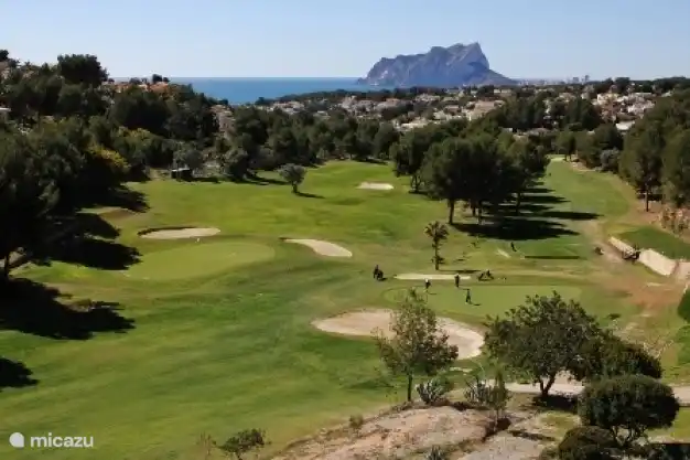 Casa Morissa liegt zentral an der Grenze zwischen Moraira und Benissa Costa in der luxuriösen Wohngegend von San Jaime neben dem Ifach Golf Club, wo Sie auf dem prestigeträchtigen 18-Loch-Golfplatz Golf spielen können.