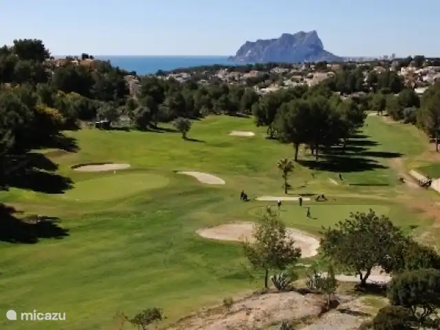 Casa Morissa en España, Costa Blanca, Benissa - villa Casa Morissa está situada en el límite de Moraira y Benissa Costa, en la lujosa zona residencial de San Jaime, junto al Club de Golf de Ifach, donde se puede jugar al golf en el prestigioso campo de golf de 18 hoyos.