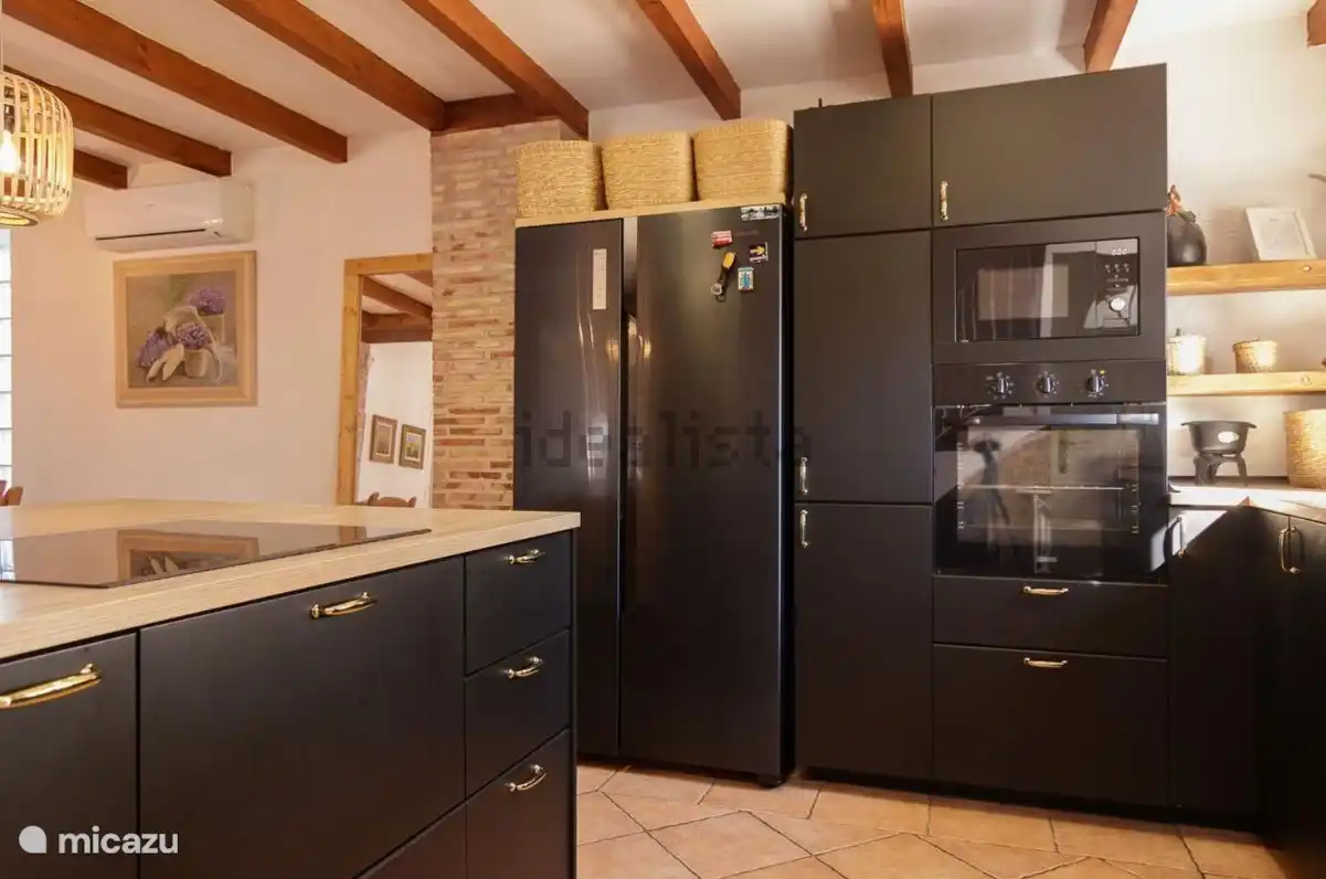 Küche mit amerikanischem Kühlschrank, Backofen, Mikrowelle, Geschirrspüler und Induktionskochfeld