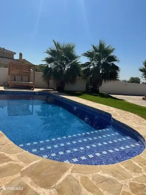 Swimmingpool mit balinesischem Loungebett