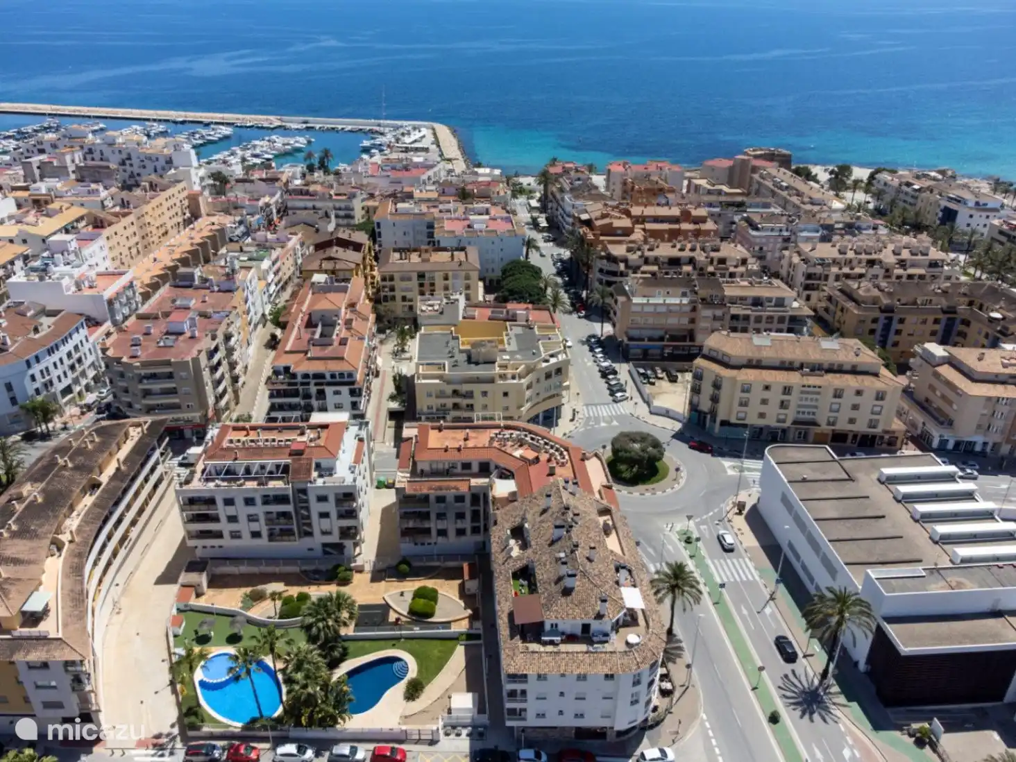 Drohnenfoto - eine Draufsicht auf Moraira, mit dem Komplex am unteren Rand des Fotos