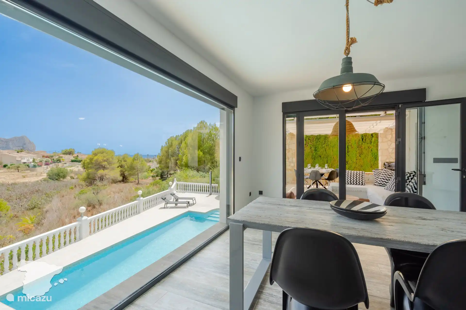 Eetgedeelte binnen met zicht naar buiten