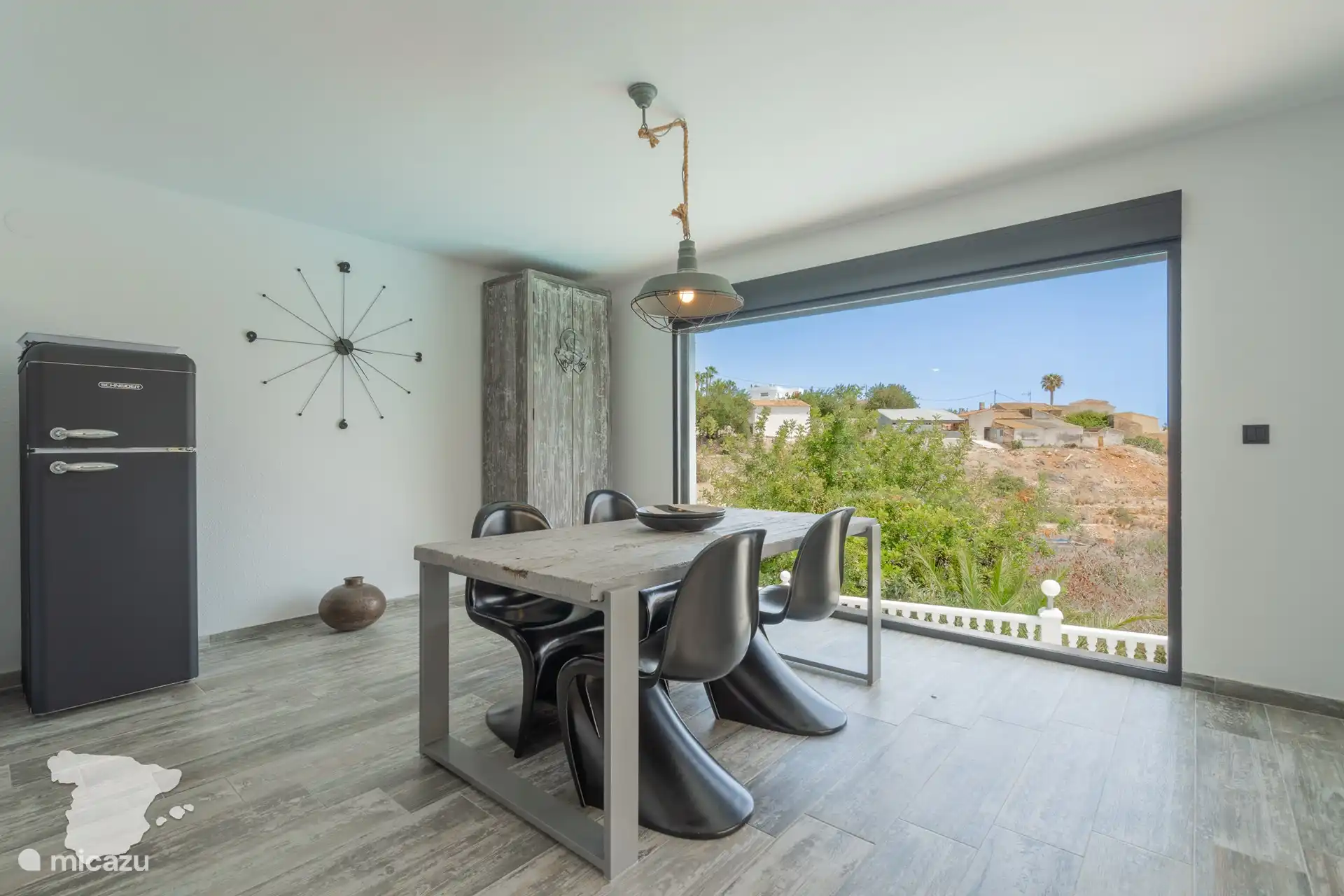 Eetgedeelte binnen met zicht naar buiten