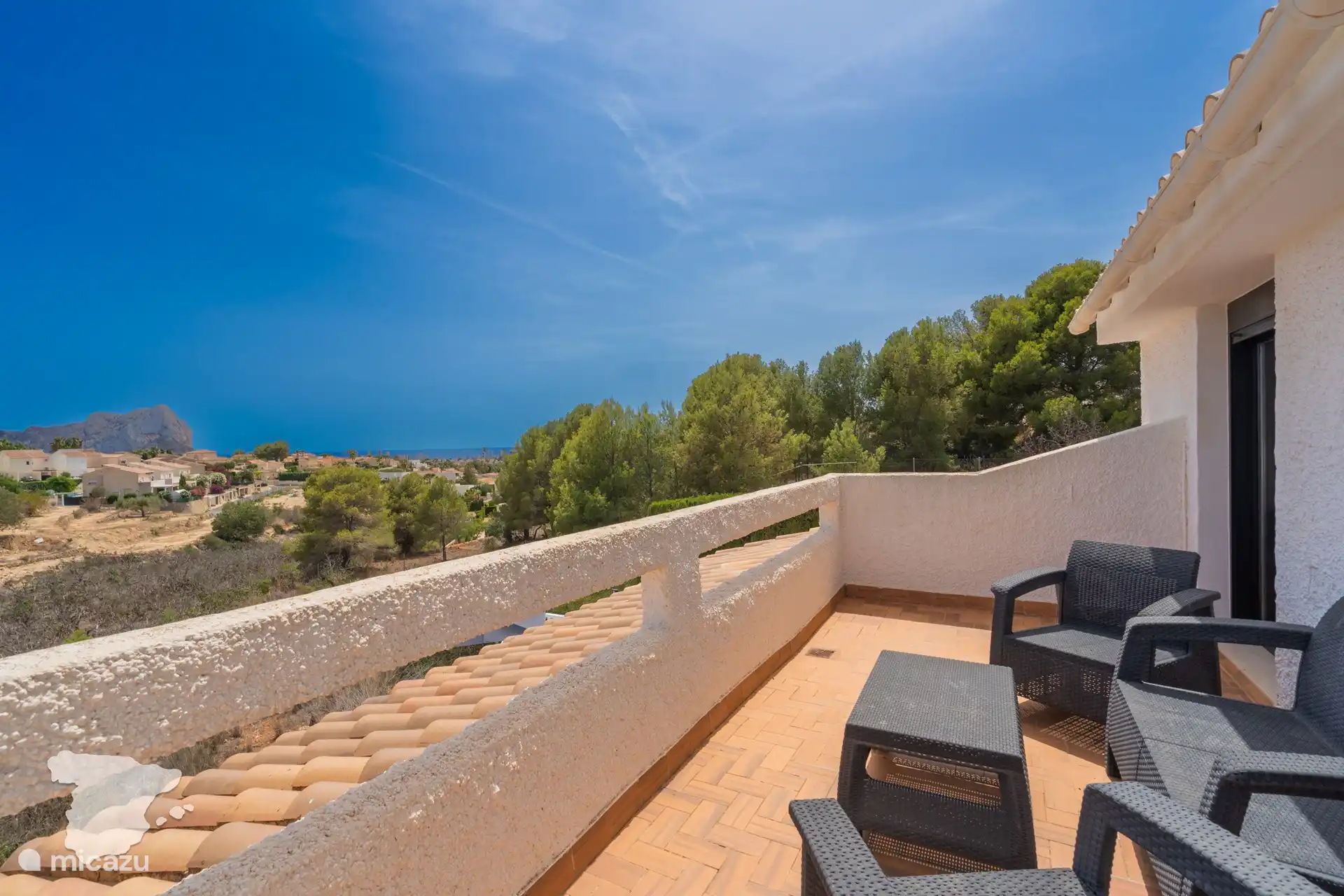Terras grenzend aan de slaapkamers boven