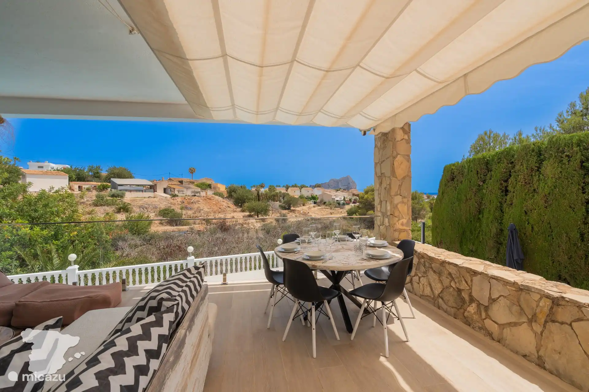 Semi-overdekt terras met open zicht