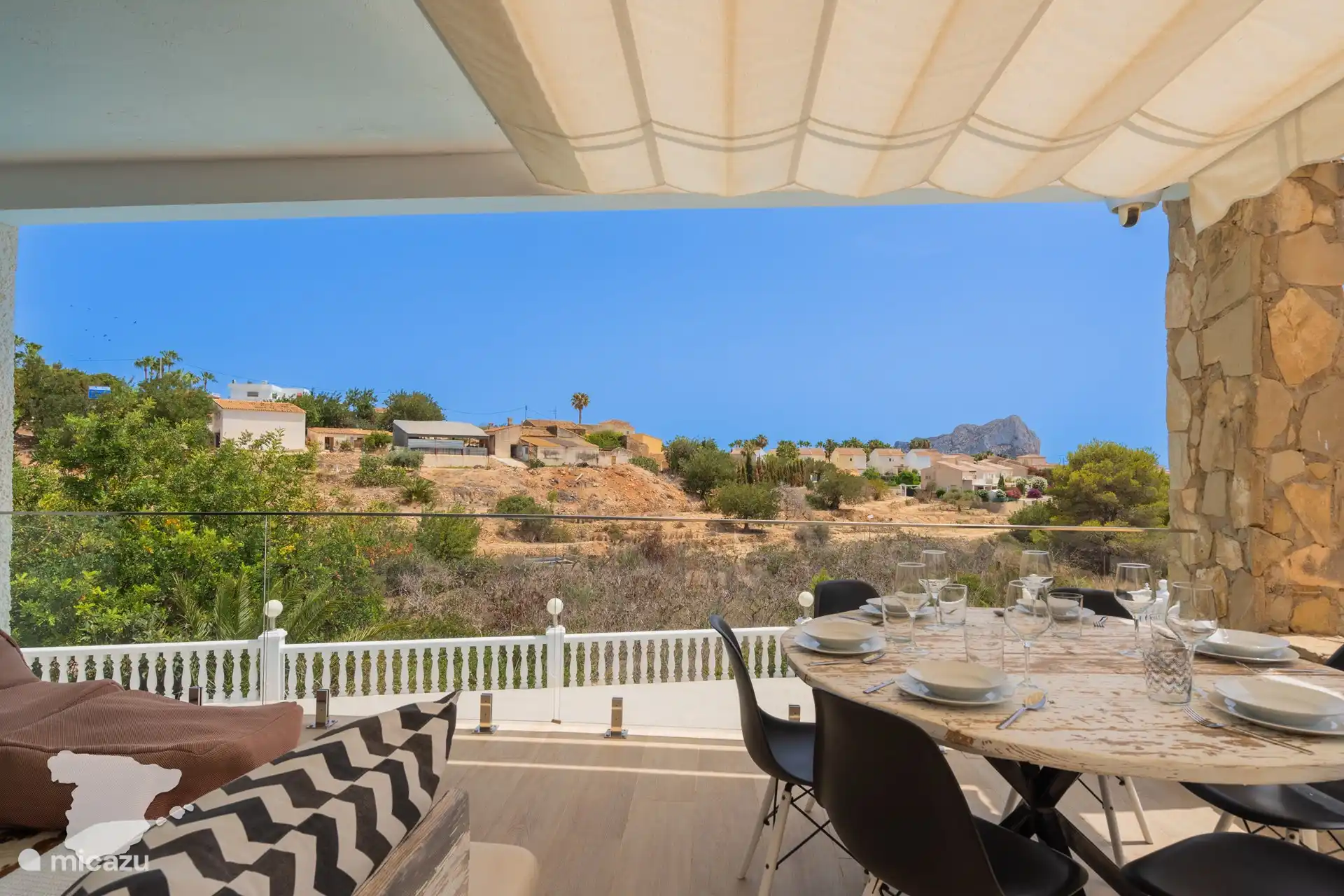 Semi-overdekt terras met open zicht