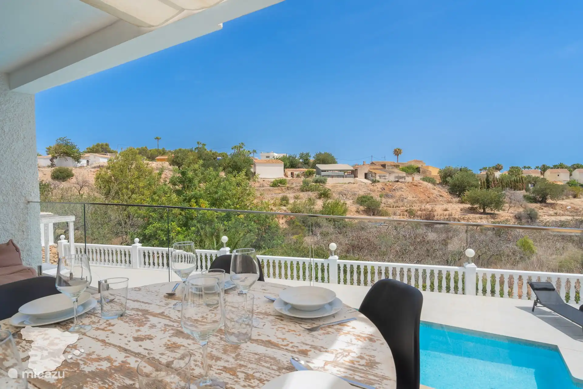 Semi-overdekt terras met open zicht