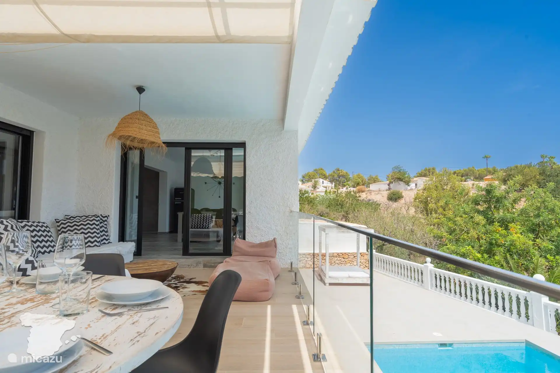 Semi-overdekt terras met open zicht