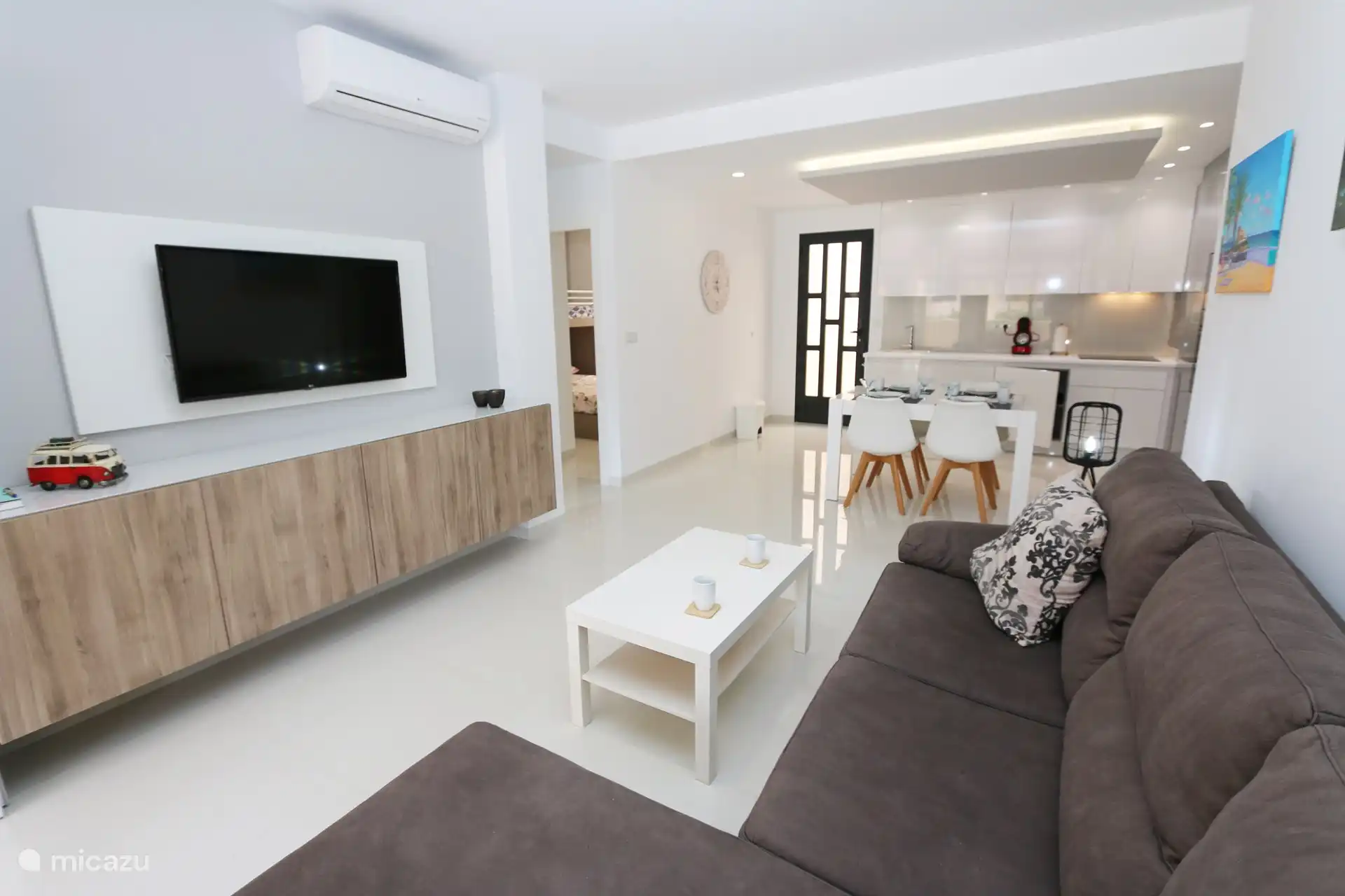 Wohnzimmer mit Essbereich und Küche