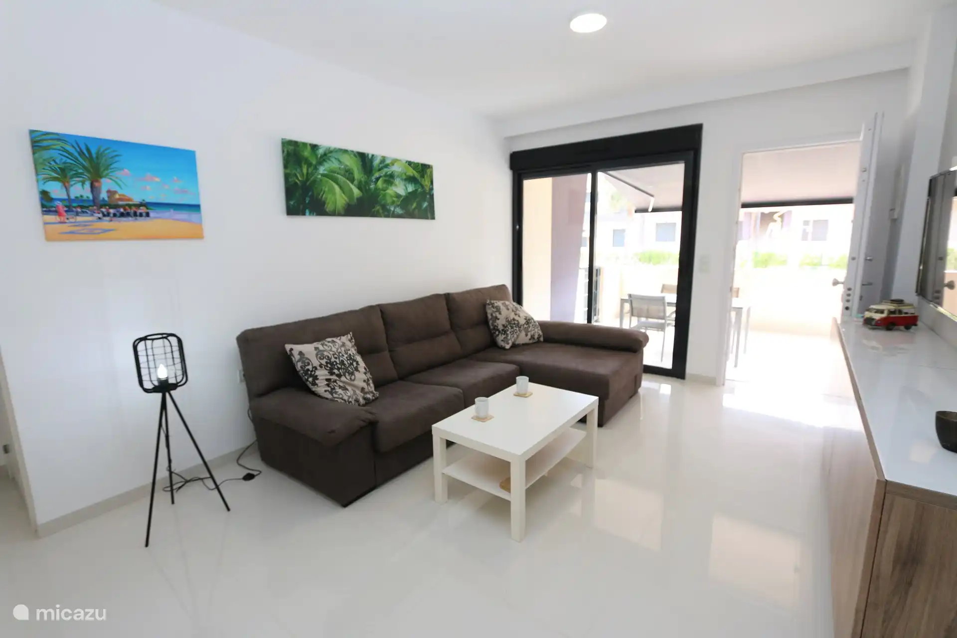 Wohnzimmer mit Essbereich und Küche