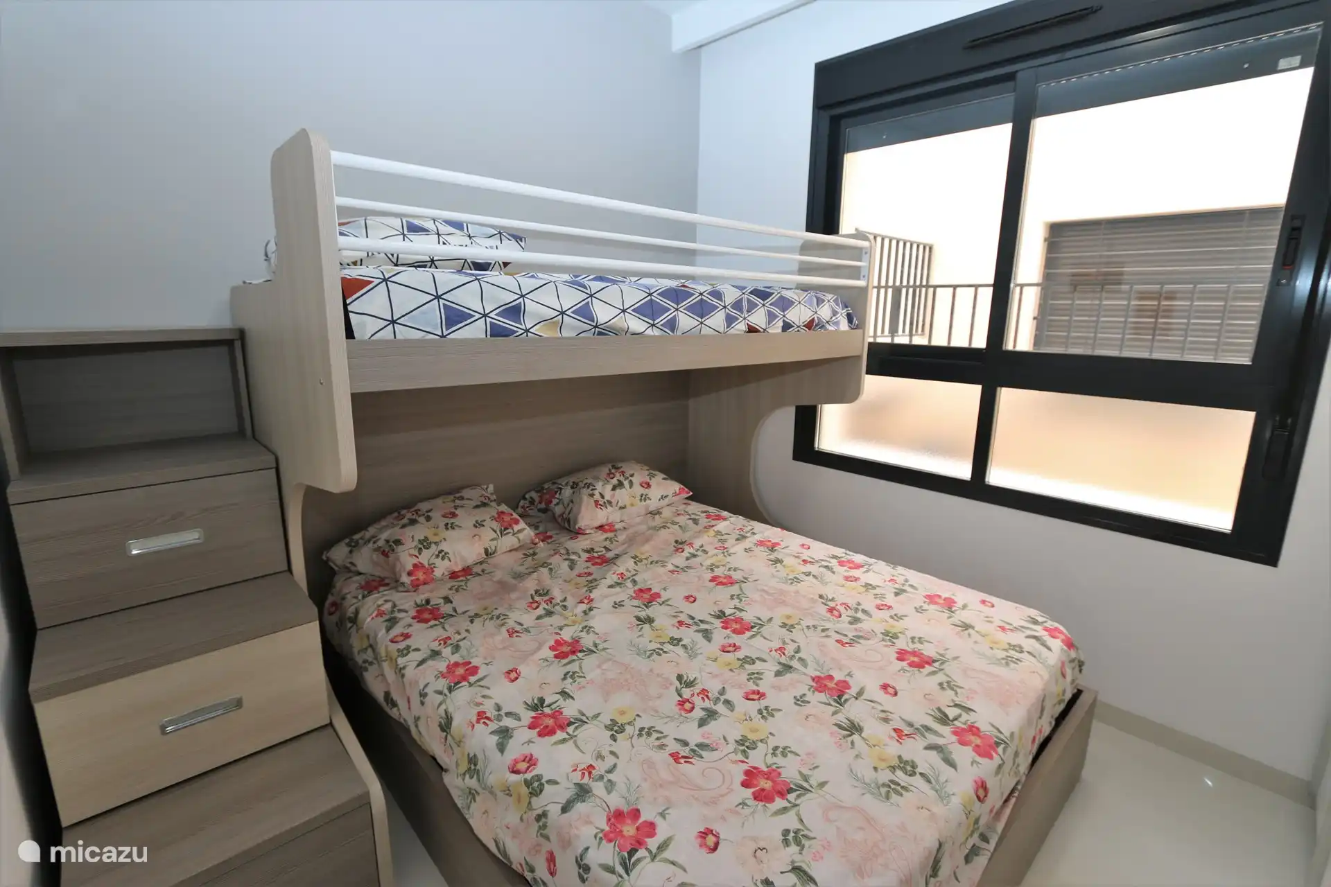 Schlafzimmer mit Hochbett und Doppelbett