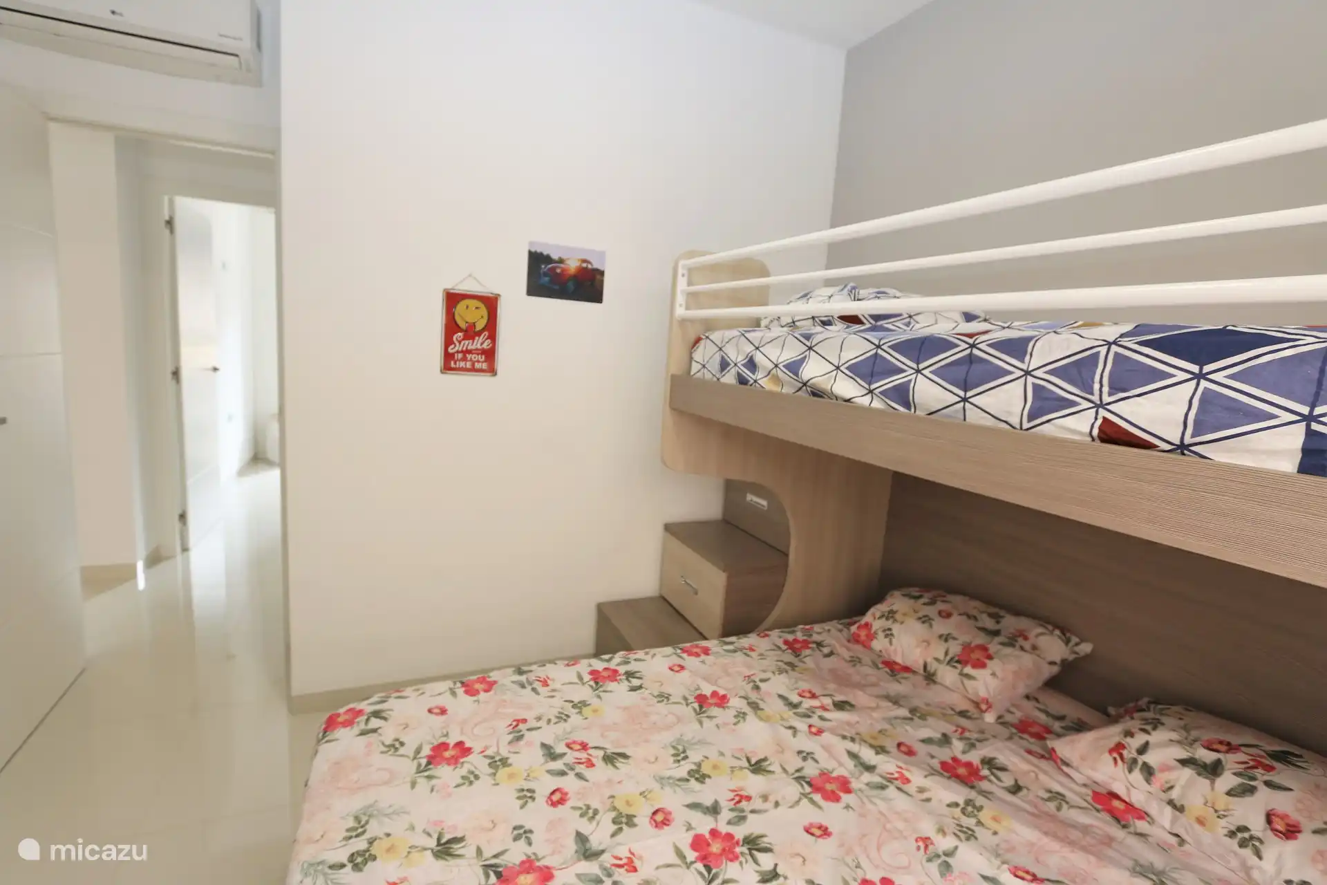 Schlafzimmer mit Hochbett und Doppelbett