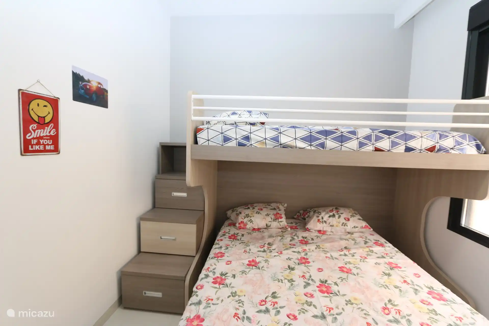 Schlafzimmer mit Hochbett und Doppelbett