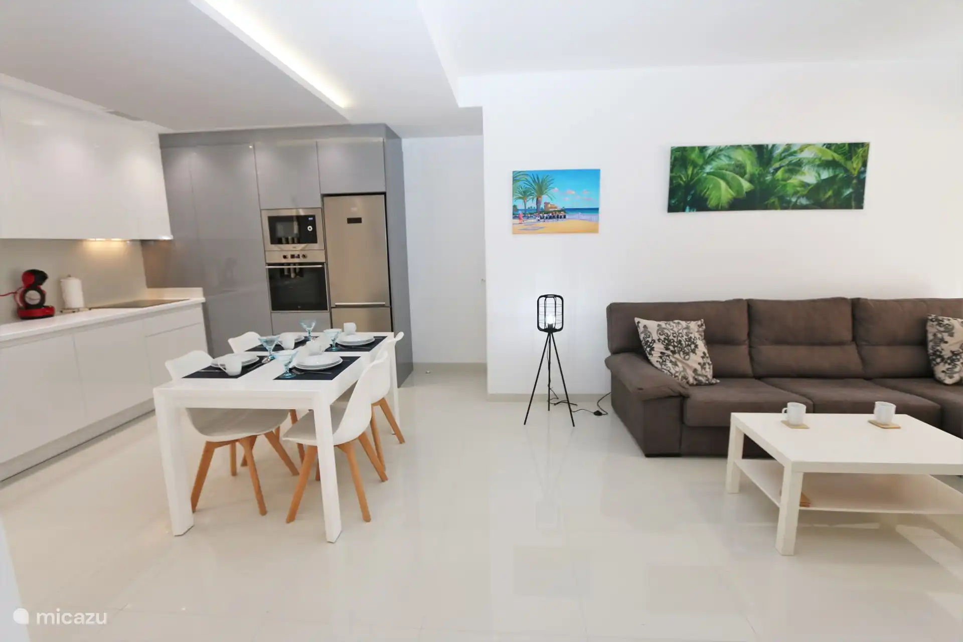 Wohnzimmer mit Essbereich und Küche