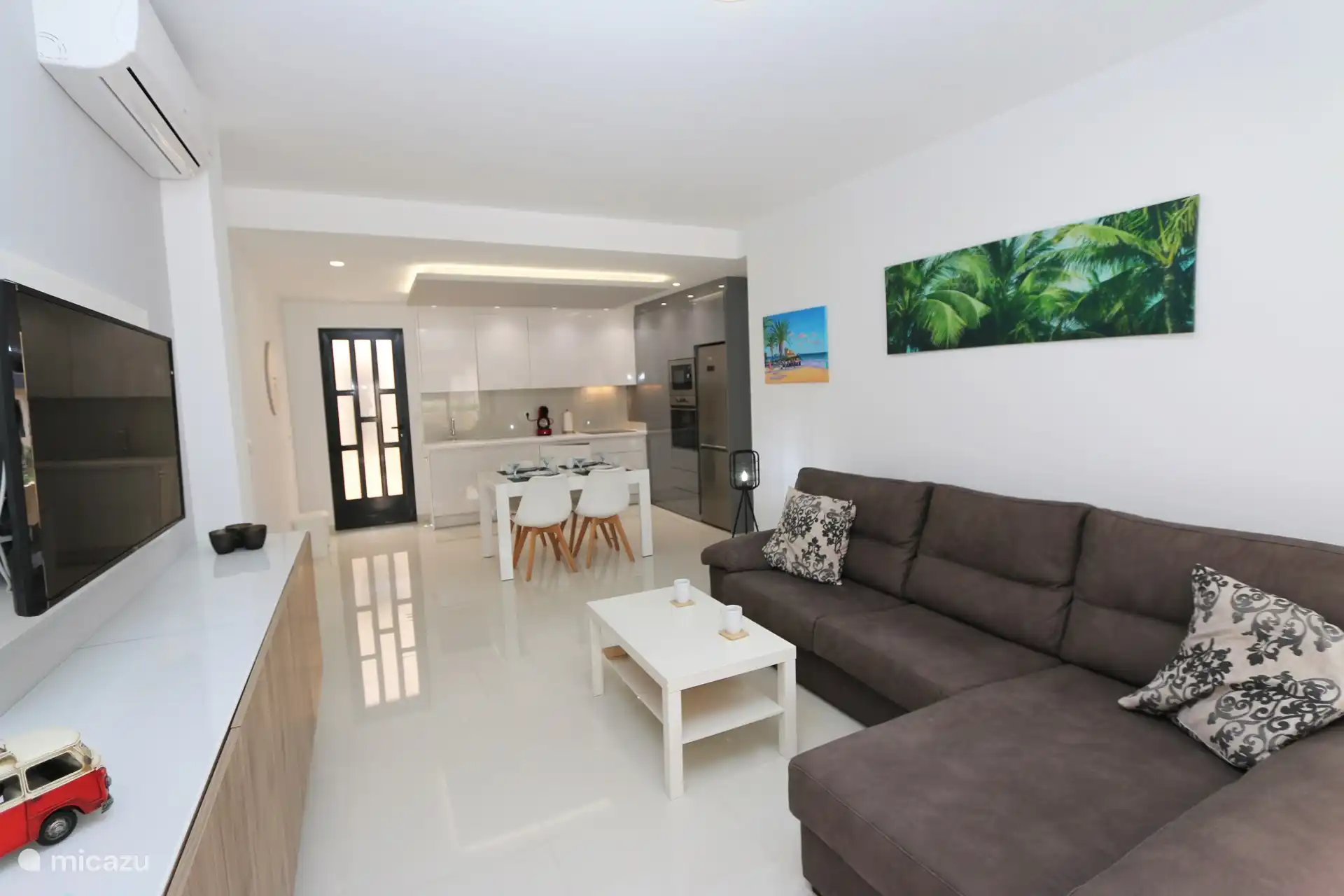 Wohnzimmer mit Essbereich und Küche