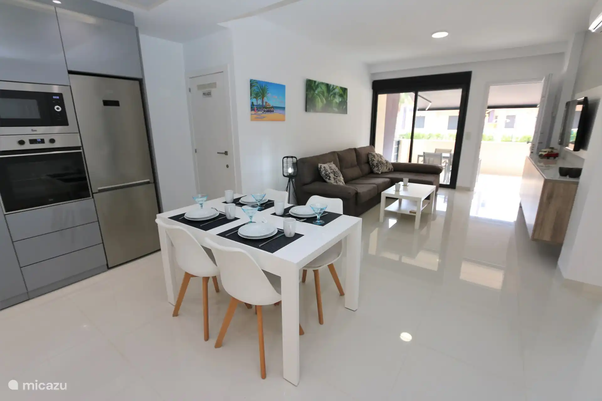 Wohnzimmer mit Essbereich und Küche