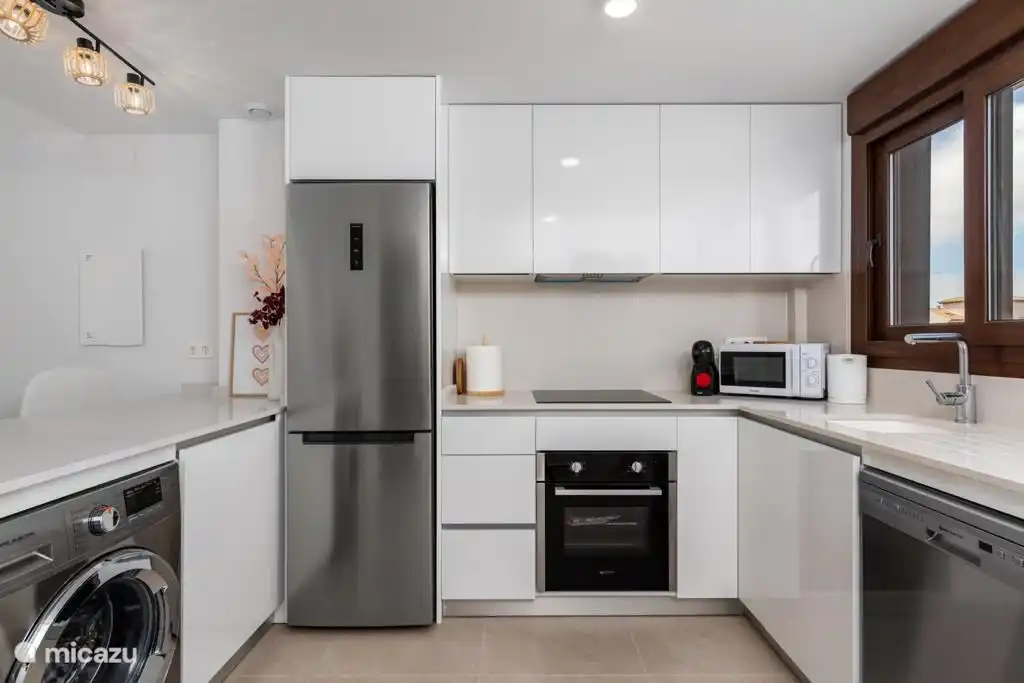 Küche komplett ausgestattet mit Geschirrspüler, Backofen, Mikrowelle usw.