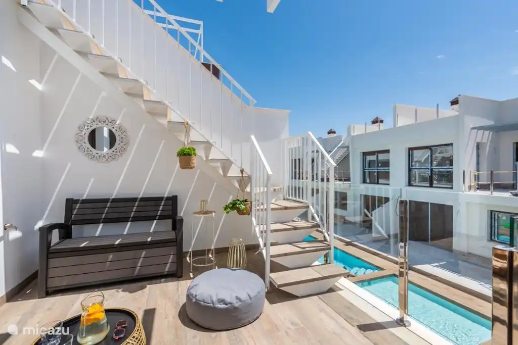 Terrasse mit privatem Zugang zur privaten Dachterrasse