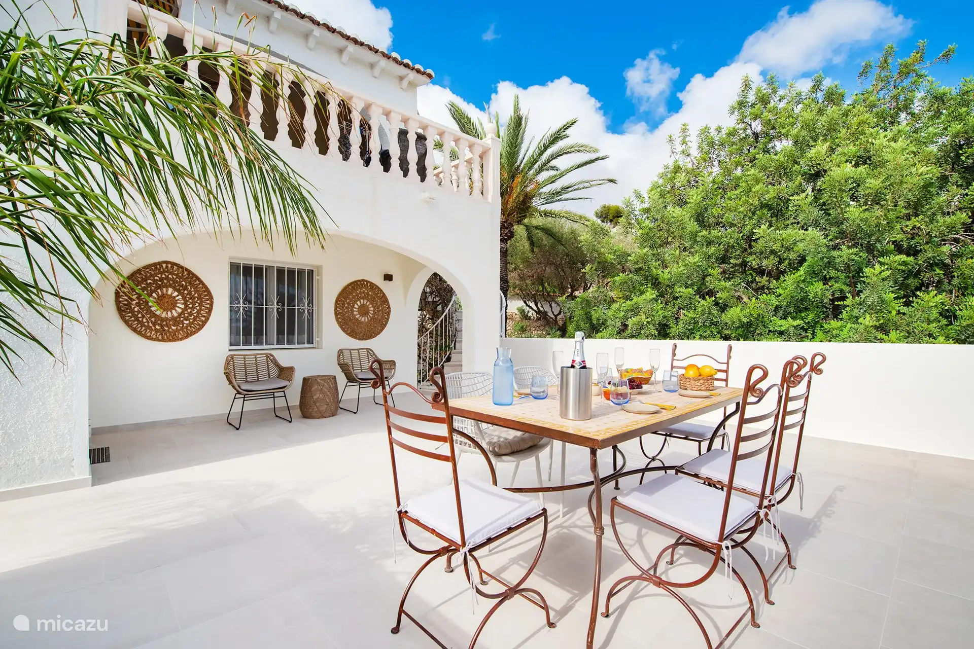 Frühstück im Schatten des Johannisbrotbaums (200 Jahre)