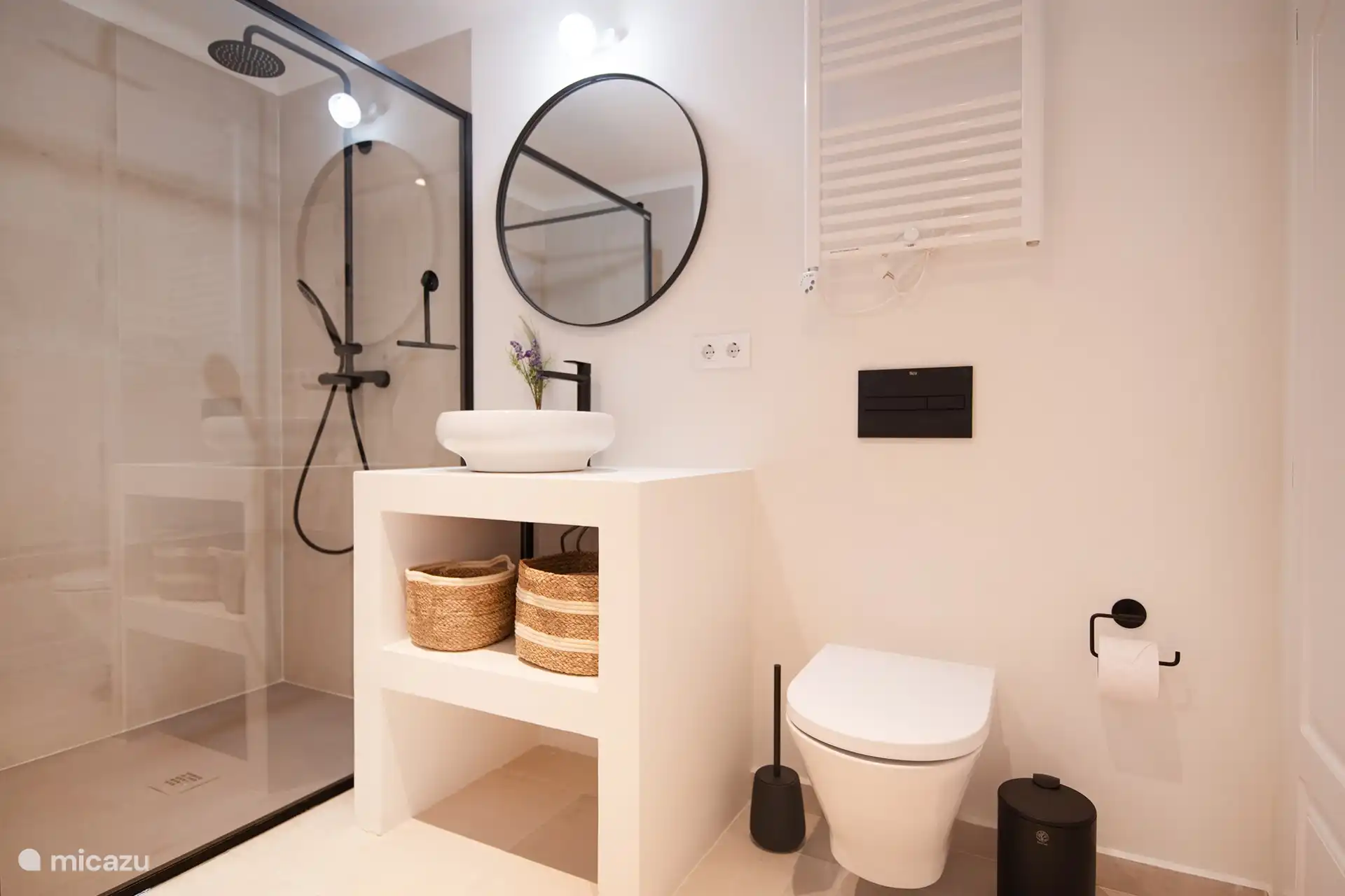 Eigenes Badezimmer mit Regendusche