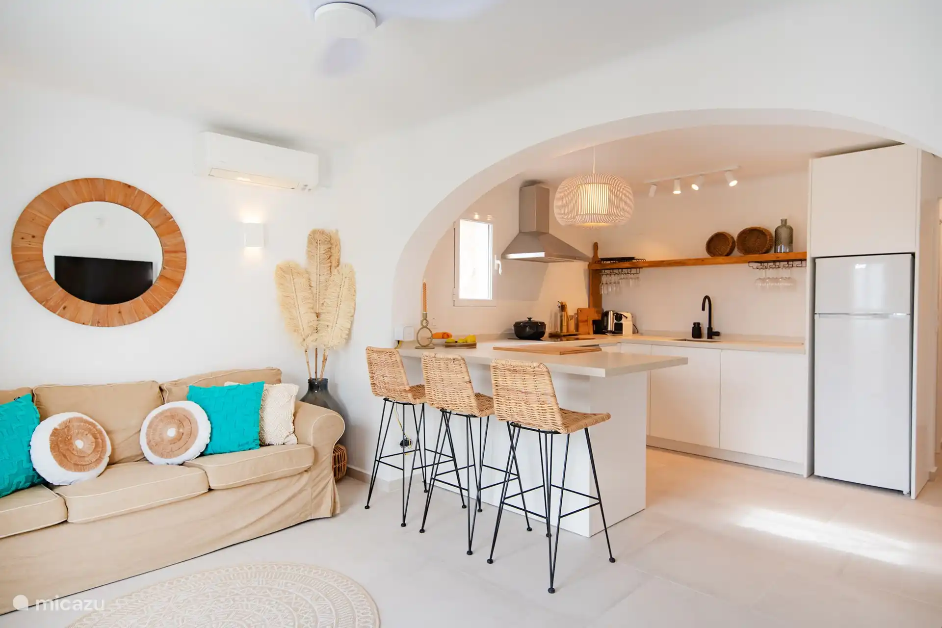 Schönes Wohnzimmer mit neuer offener Küche