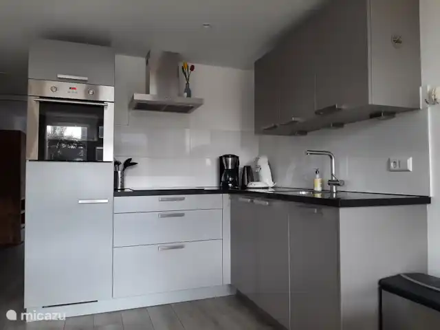 Mooy aan Zee en Países Bajos, Holanda del Norte, Callantsoog - casa paredada cocina