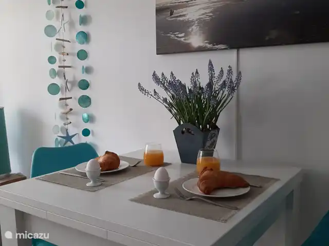 Mooy aan Zee en Países Bajos, Holanda del Norte, Callantsoog - casa paredada Mesa de comedor