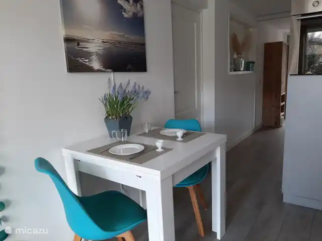 Mooy aan Zee en Países Bajos, Holanda del Norte, Callantsoog - casa paredada mesa de comedor en sala de estar