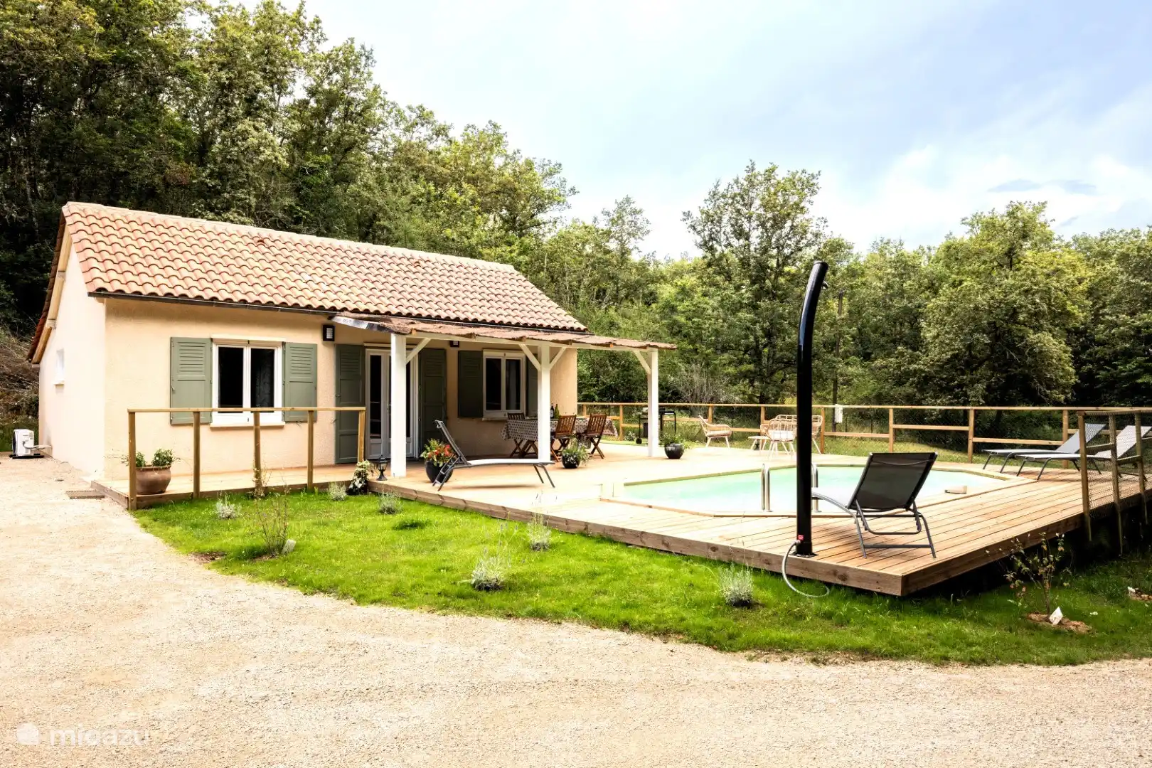 From the house you can go straight into the swimming pool