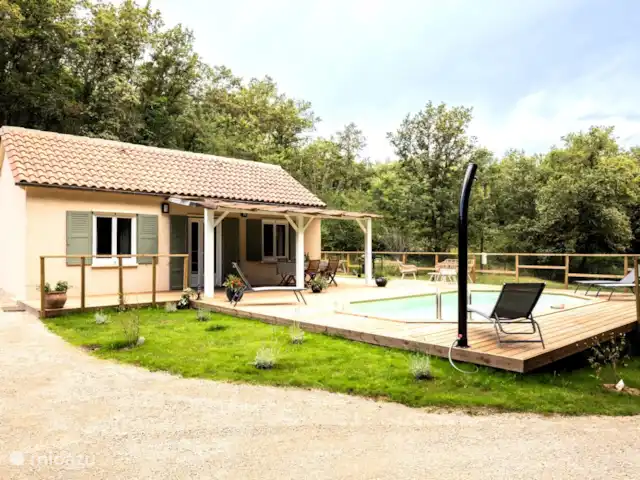 Leobachelle huren in Frankrijk, Dordogne, La Bachellerie - vakantiehuis Vanuit het huis kunt u zo het zwembad in