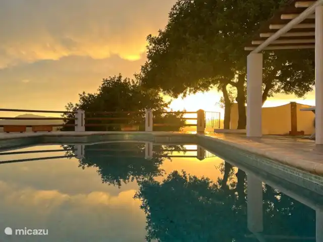 Casa Olivia huren in Spanje, Andalusië, Canillas de Aceituno - finca Casa Olivia - zonsondergang vanaf het zwembadterras