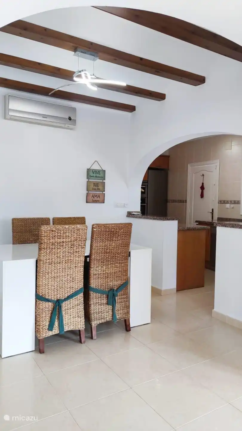 Table à manger et cuisine