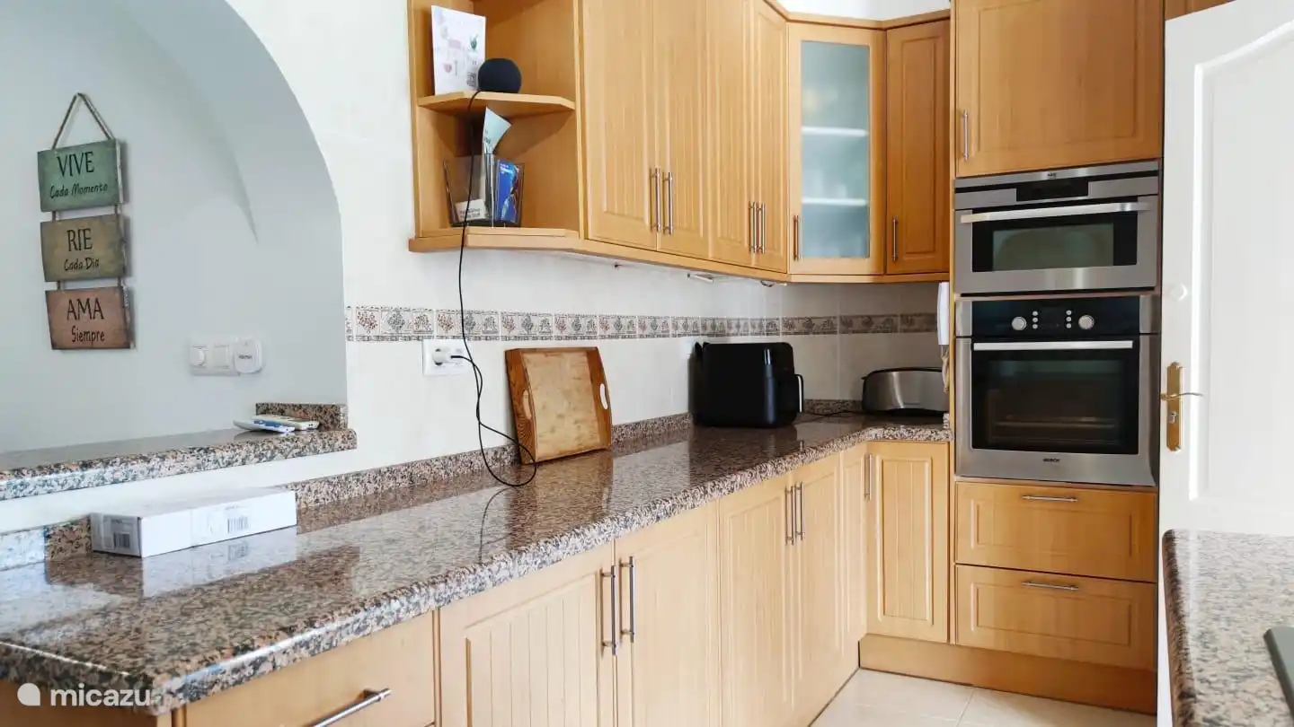 La cuisine offre tout ce dont vous avez besoin :
- Plaque vitrocéramique
-Hotte aspirante
- Machine à café Lor pour capsules Nespresso
-Lave-vaisselle
-Four
- Four mixte / micro-ondes
-Grille-pain
- Friteuse à air