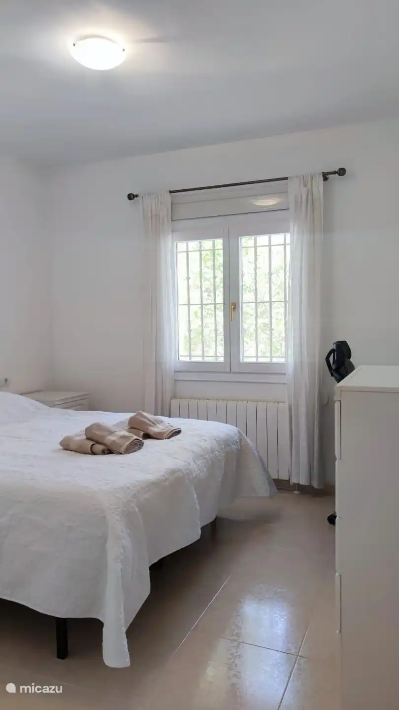 La chambre à coucher des invités avec un lit double spacieux. 