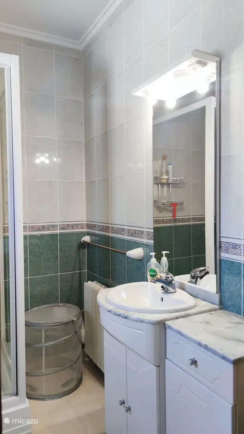 La salle de bain des invités dans les chambres 2 et 3