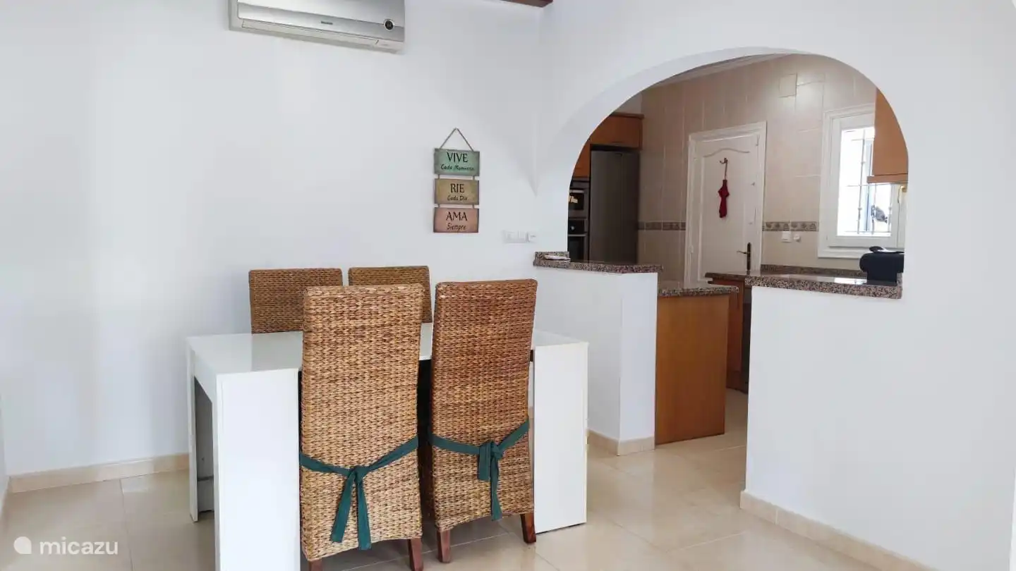 Table à manger et cuisine