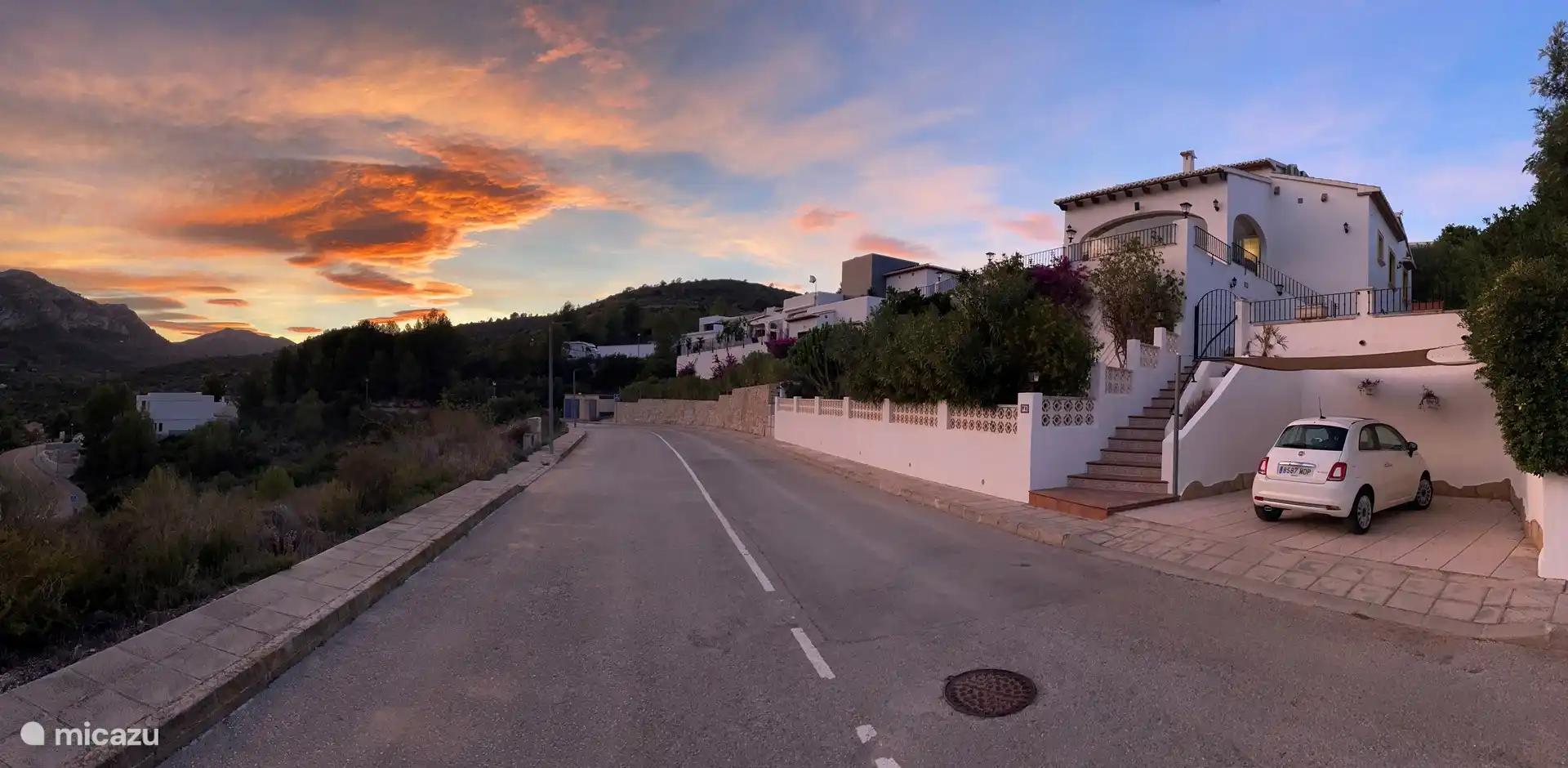 L’avant de la maison avec parking privé