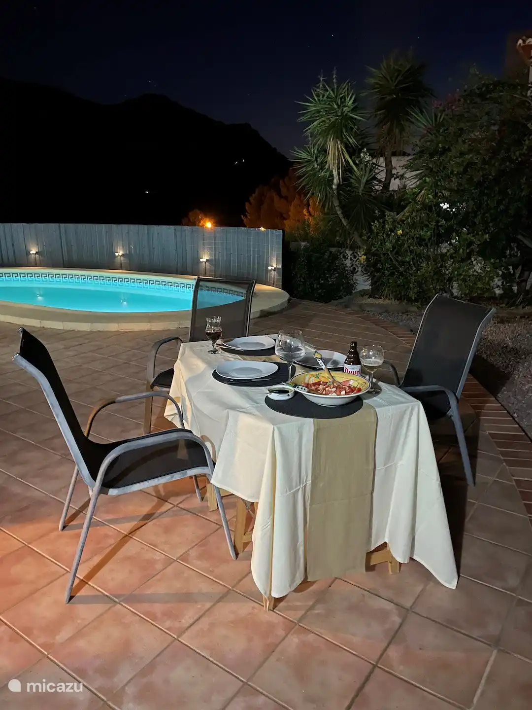 La piscine peut être éclairée pour un dîner avec un éclairage d’ambiance