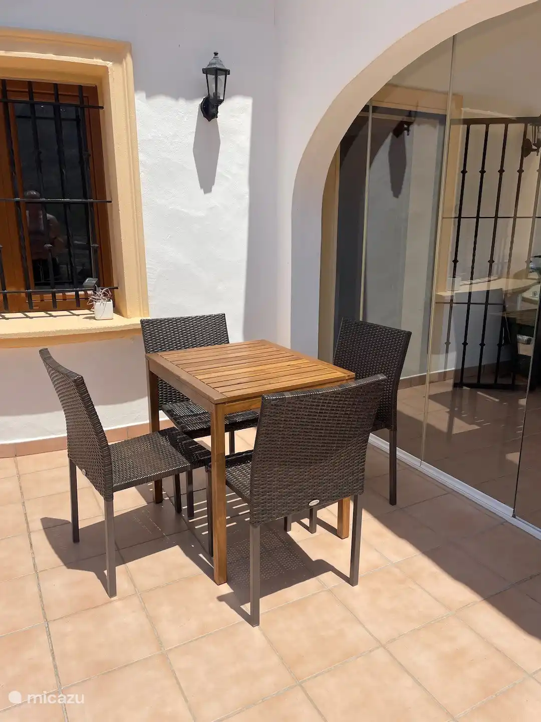 Le patio à l’extérieur de la naya est un endroit agréable pour le petit déjeuner. 